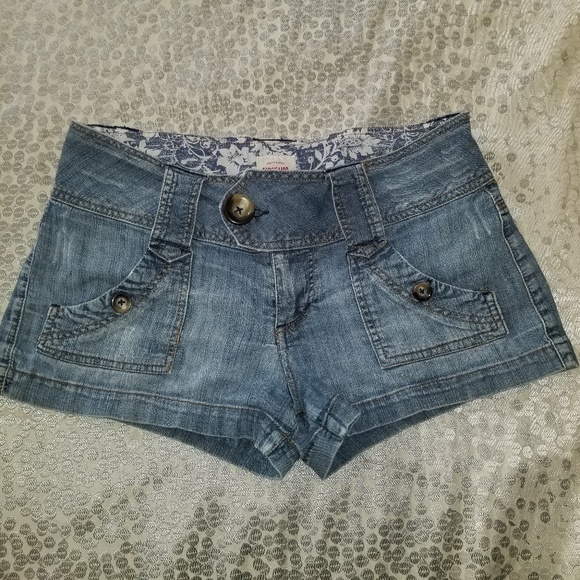 Pants - MOSSIMO DISTRESSED DENIM BLUE JEANS SHORTS JR SZ 7 Pants - MOSSIMO DISTRESSED DENIM BLUE JEANS SHORTS JR SZ 7
